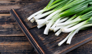 7 فوائد صحية لتناول البصل الأخضر ..