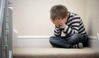 ما العلاقة بين صدمة الطفولة والشعور بالألم طول العمر