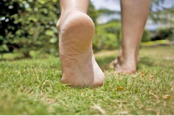 6 فوائد صحية للمشي حافي القدمين .. تعرف عليها