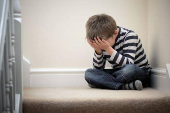 ما العلاقة بين صدمة الطفولة والشعور بالألم طول العمر